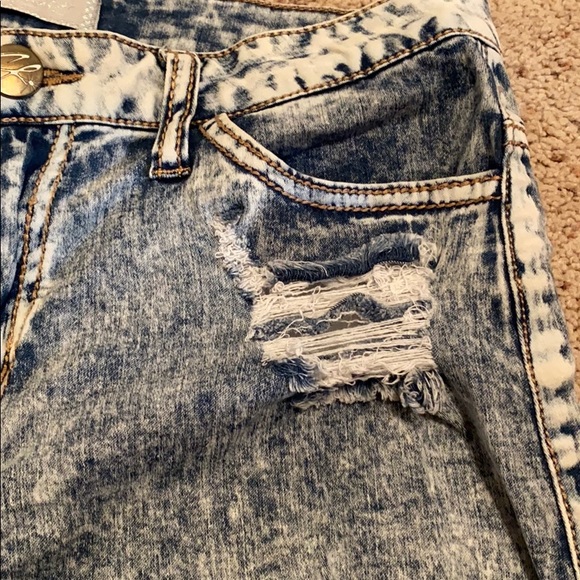 Highly distressed jean shorts - Picture 3 of 8